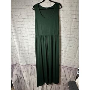 Elegant Forest Green Maxi Dress with Sleeveless Design for Evening Occasions